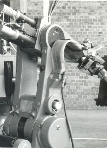 Foto em preto e branco de um equipamento da fábrica Tramontina.